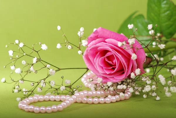 Pearl necklace with pink rose — Stock Photo, Image