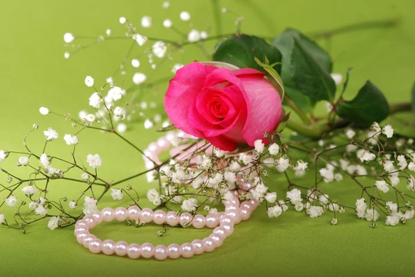 Collana di perle con rosa — Foto Stock