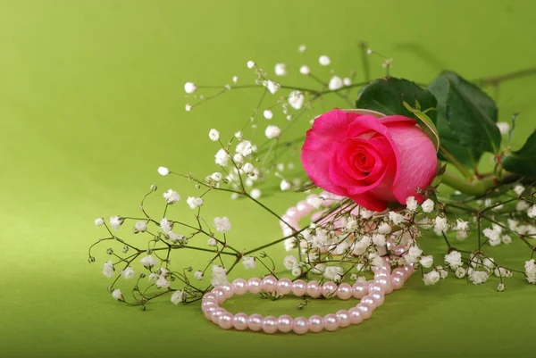 Pearl necklace with pink rose — Stock Photo, Image