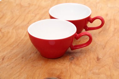 iki kırmızı boş bardak