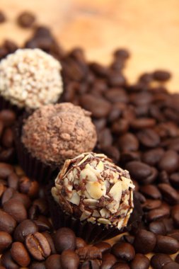 kahve çekirdekleri üzerine çikolatalı kek