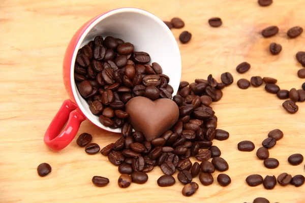 Copa con granos de café y dulces de chocolate —  Fotos de Stock