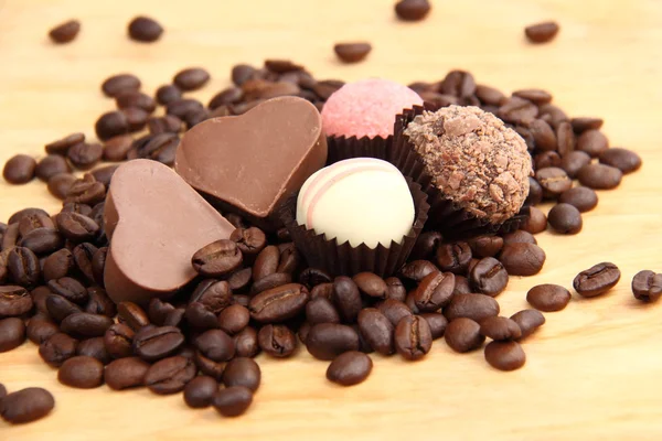 Chocolade hart-vormige snoepjes en cake — Stockfoto