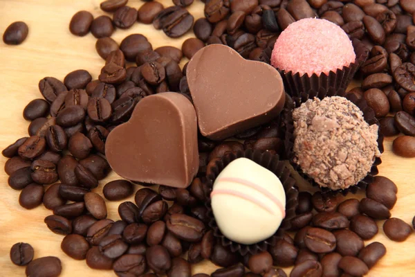 Καραμέλες από σοκολάτα σε σχήμα καρδιάς και κέικ — Φωτογραφία Αρχείου
