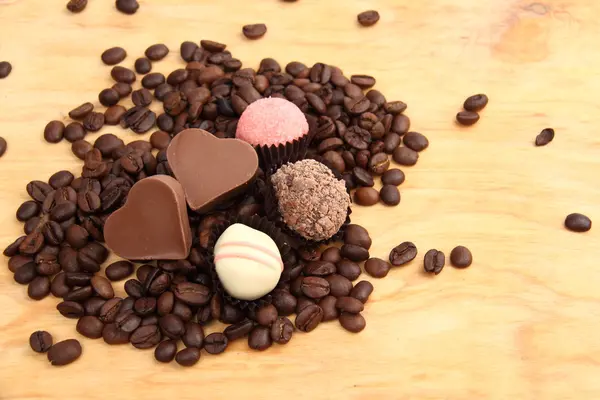Chocolade hart-vormige snoepjes en cake — Stockfoto