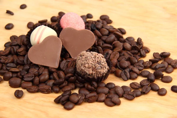 巧克力心形糖果和蛋糕 — 图库照片