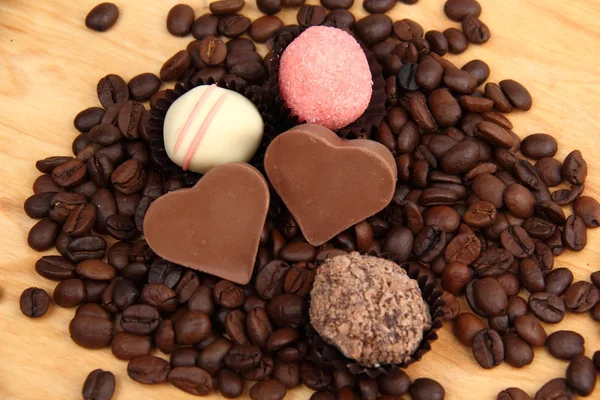 Chocolate caramelos en forma de corazón y pastel — Foto de Stock