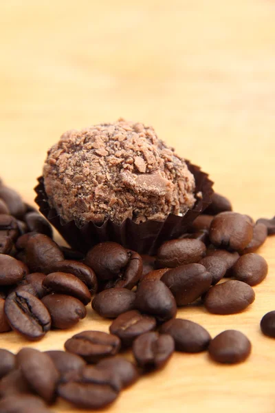 Kue coklat pada biji kopi — Stok Foto