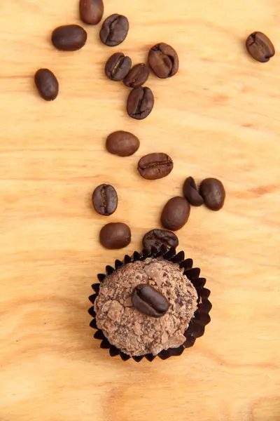 Čokoládový dort na kávová zrna — Stock fotografie
