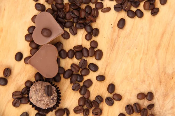 Шоколадные конфеты в форме сердца и торт — стоковое фото