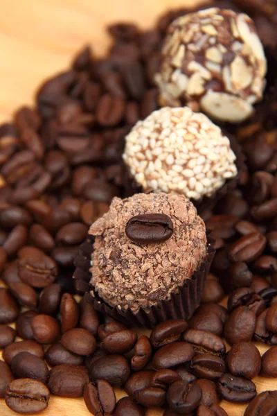 Torte di cioccolato su chicchi di caffè — Foto Stock