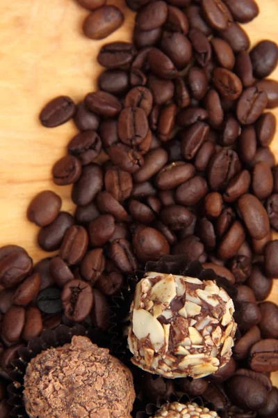 Cokelat kue pada biji kopi — Stok Foto