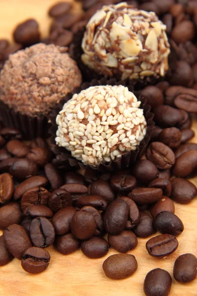 Шоколадные торты на кофейных зеренах — стоковое фото