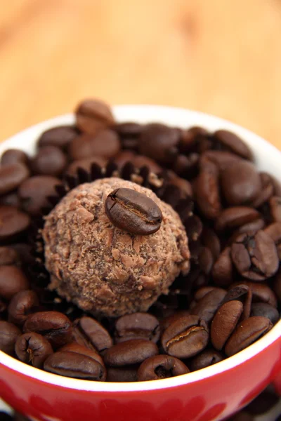Cangkir dengan biji kopi dan kue coklat — Stok Foto