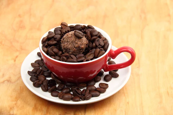 Cup with coffee beans and chocolate cake — Stock Photo, Image