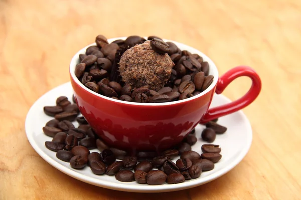Tasse mit Kaffeebohnen und Schokoladenkuchen — Stockfoto