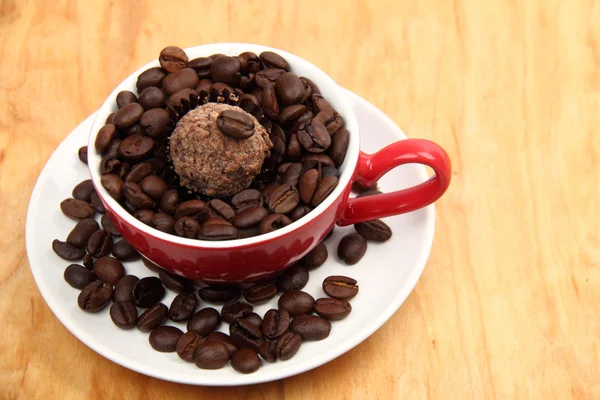 Tasse avec grains de café et gâteau au chocolat — Photo