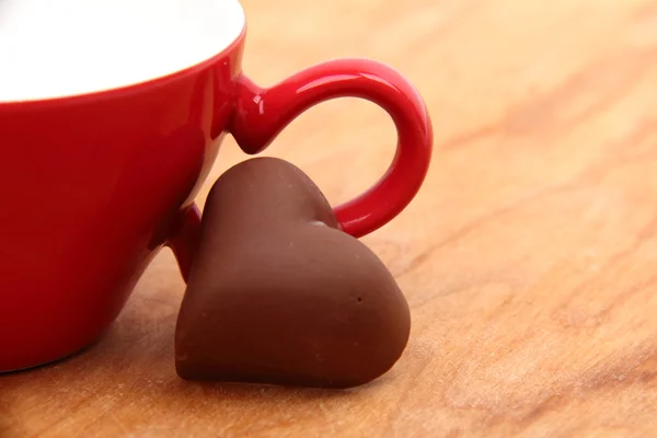 Pusty kubek z kawa i cukierki czekoladowe — Zdjęcie stockowe