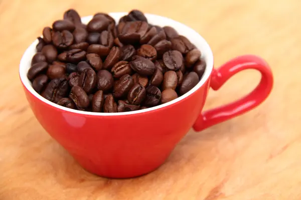 Copo com grãos de café — Fotografia de Stock