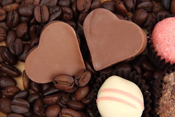 Καραμέλες από σοκολάτα σε σχήμα καρδιάς και κέικ — Φωτογραφία Αρχείου