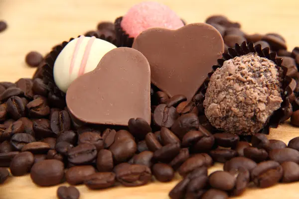 巧克力心形糖果和蛋糕 — 图库照片