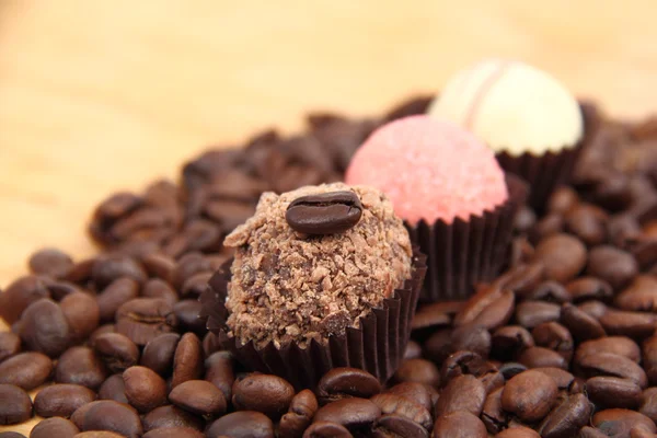 Gâteaux au chocolat sur des grains de café — Photo