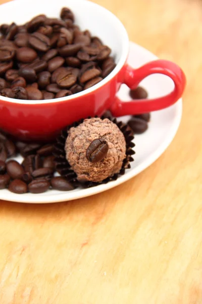 Cup with coffee beans and chocolate cake — Stock Photo, Image