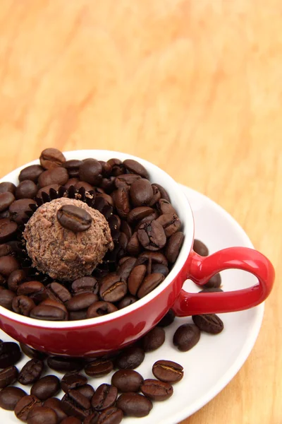 Чашка с кофейными зёрнами и шоколадный торт — стоковое фото