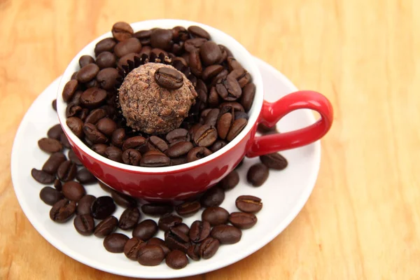 Tasse mit Kaffeebohnen und Schokoladenkuchen — Stockfoto