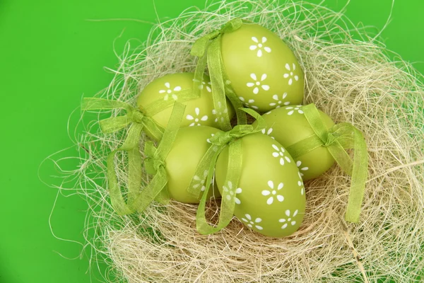 Uova di colore pasquale nel nido — Foto Stock