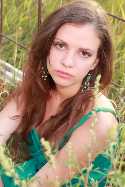 Fille dans une robe verte dans la rue — Photo