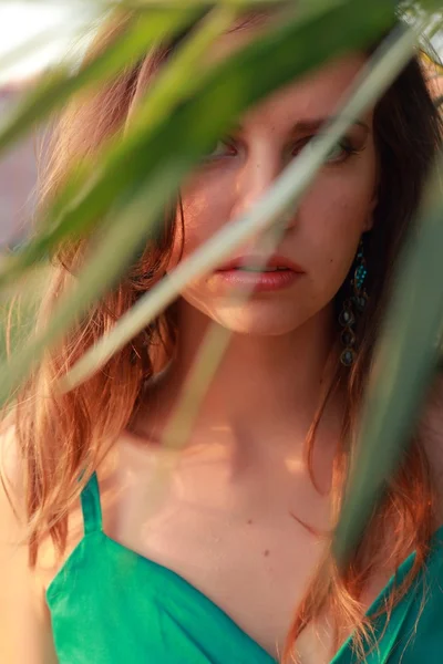 Chica en un vestido verde en la calle —  Fotos de Stock