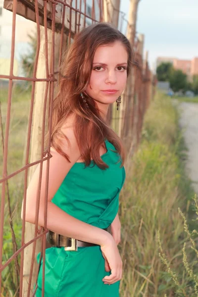 Dziewczyna w zielonej sukni na ulicy — Zdjęcie stockowe