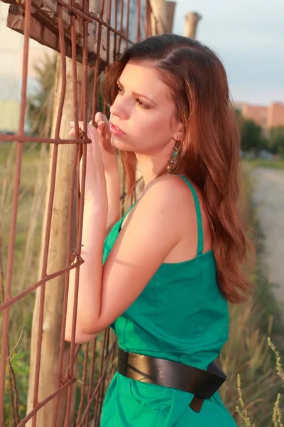 Meisje in een groene jurk op de straat — Stockfoto