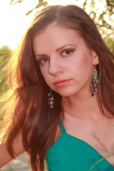 Chica en un vestido verde en la calle —  Fotos de Stock