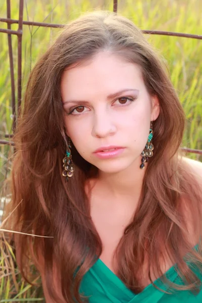 Chica en un vestido verde en la calle — Foto de Stock