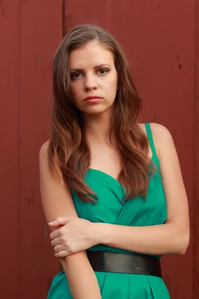 Ragazza in un vestito verde per strada — Foto Stock