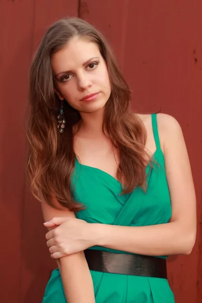 Menina em um vestido verde na rua — Fotografia de Stock