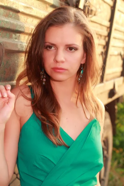 Chica en un vestido verde en la calle —  Fotos de Stock