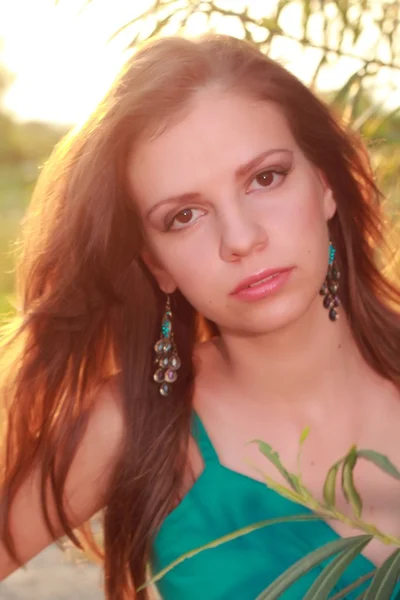 Menina em um vestido verde na rua — Fotografia de Stock