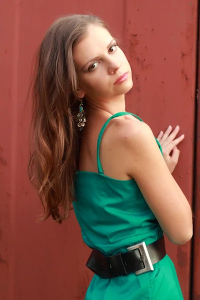 Menina em um vestido verde na rua — Fotografia de Stock