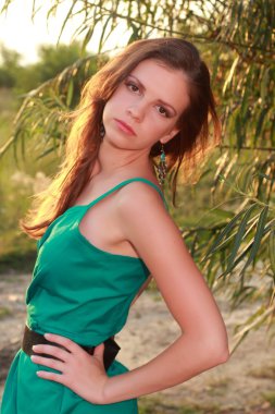 sokak yeşil elbiseli kız