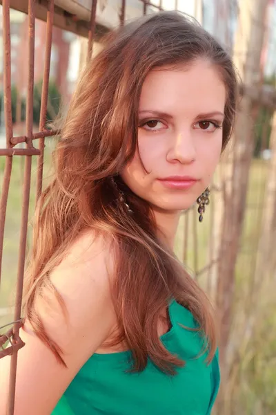 Ragazza in un vestito verde per strada — Foto Stock