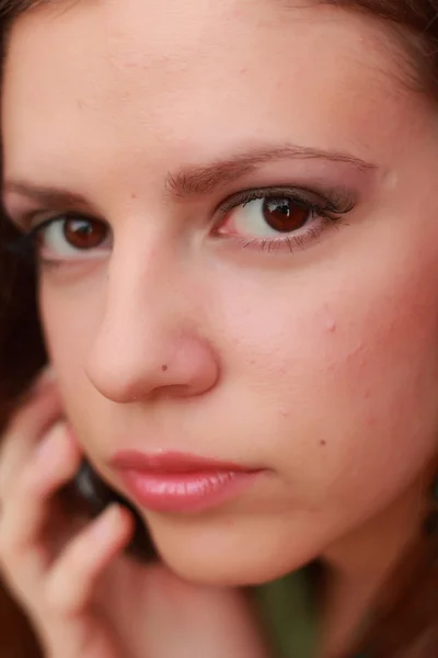 Menina em um vestido verde segurando um celular — Fotografia de Stock