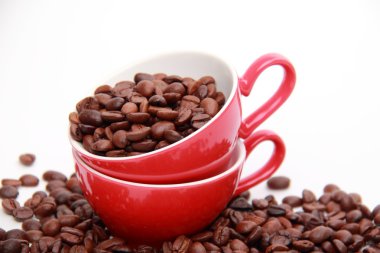 kahve çekirdekleri ile kalp simgesi kırmızı Kupası