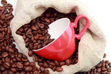 kahve çekirdekleri üzerine çuvala kalp simgesi olan kırmızı Kupası