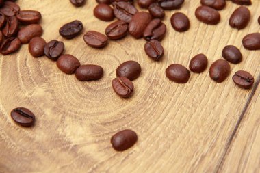 ahşap dokulu arka plan üzerinde kahve çekirdekleri