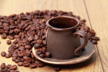 lezzetli koyu kahverengi kahve çekirdekleri Seramik Kahve Kupası