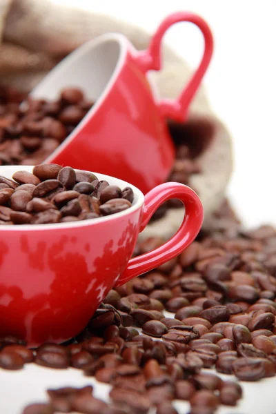Granos de café en taza de café de cerámica —  Fotos de Stock