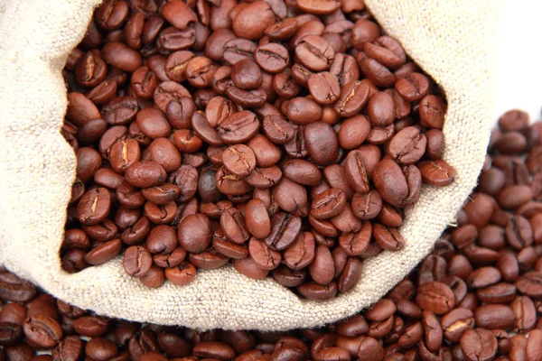 Kaffebönor och säck isolerade — Stockfoto